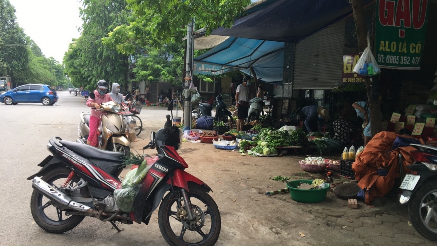 Chợ cóc vẫn ngang nhiên họp trên vỉa hè bất chấp lệnh cấm